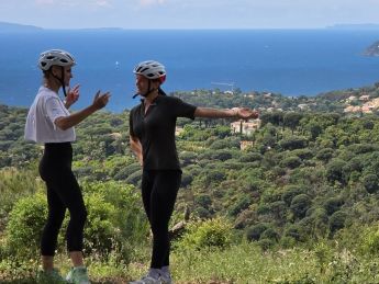 Accompagné d’un guide passionné, découvrez les paysages à VTT et laissez-vous charmer par une dégustation de vins locaux.